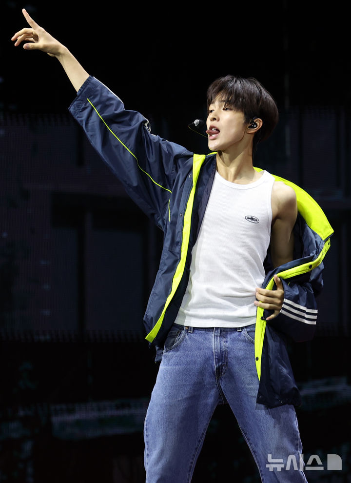 【フォト】新譜のリード曲「REDRED」のステージを披露するCORTIS