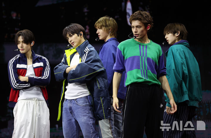 【フォト】新譜のリード曲「REDRED」のステージを披露するCORTIS