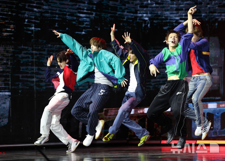 【フォト】新譜のリード曲「REDRED」のステージを披露するCORTIS