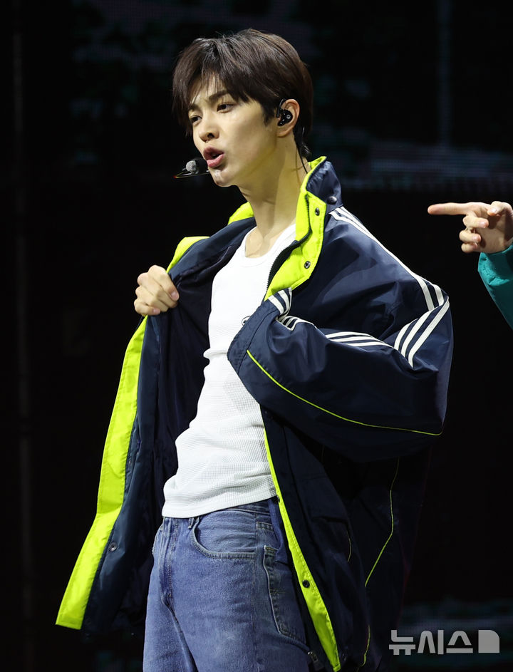 【フォト】新譜のリード曲「REDRED」のステージを披露するCORTIS