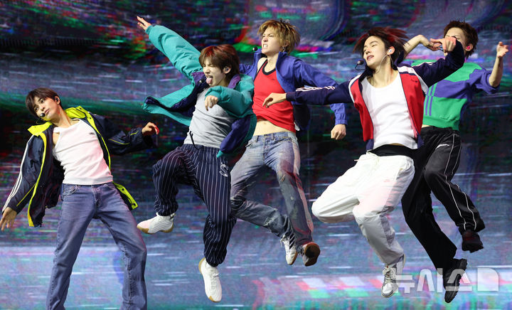 【フォト】新譜のリード曲「REDRED」のステージを披露するCORTIS