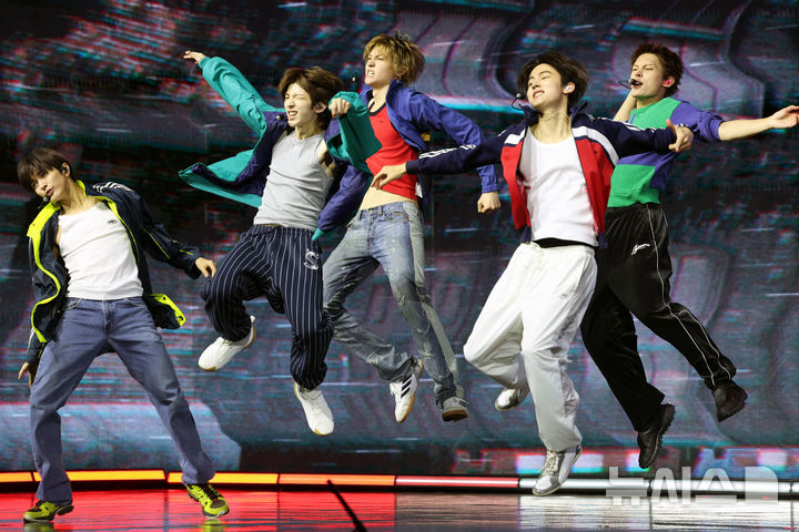 【フォト】新譜のリード曲「REDRED」のステージを披露するCORTIS