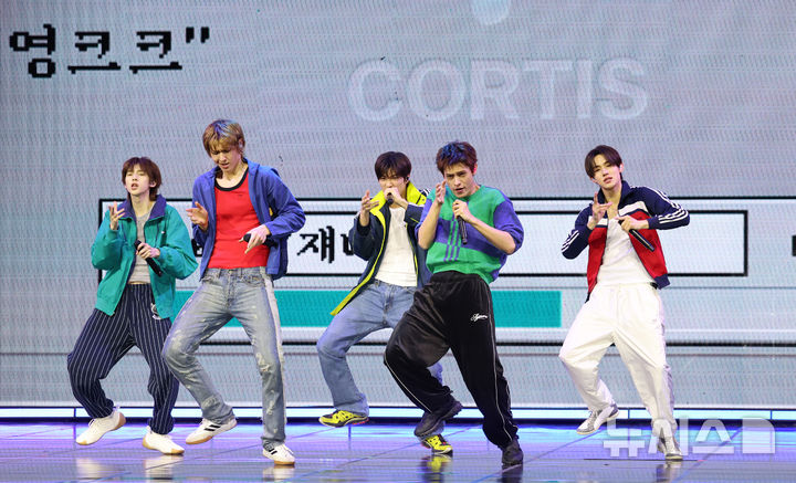 【フォト】新譜のリード曲「REDRED」のステージを披露するCORTIS