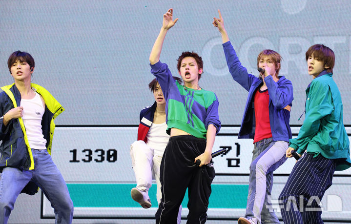 【フォト】新譜のリード曲「REDRED」のステージを披露するCORTIS