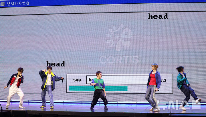 【フォト】新譜のリード曲「REDRED」のステージを披露するCORTIS