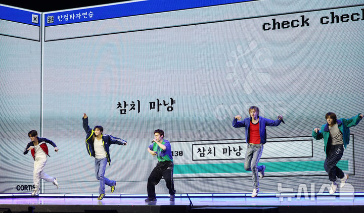 【フォト】新譜のリード曲「REDRED」のステージを披露するCORTIS