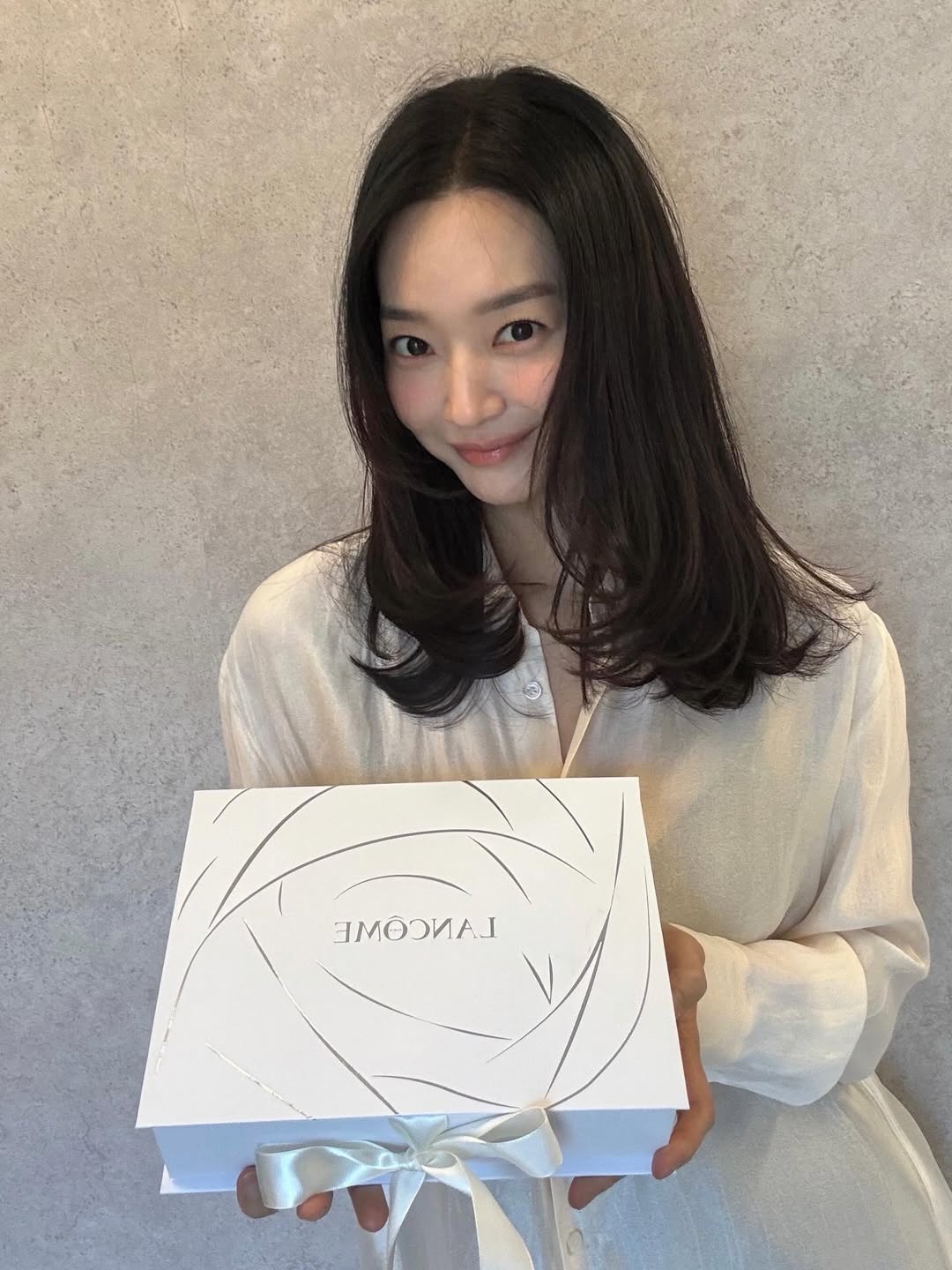 新婚4カ月シン・ミナ、コスメブランドの広告撮影現場で輝く美しさ…幸せがにじみ出るビジュアル