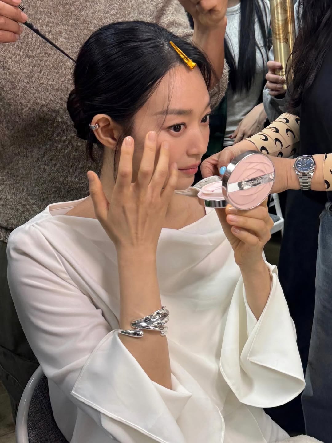 新婚4カ月シン・ミナ、コスメブランドの広告撮影現場で輝く美しさ…幸せがにじみ出るビジュアル