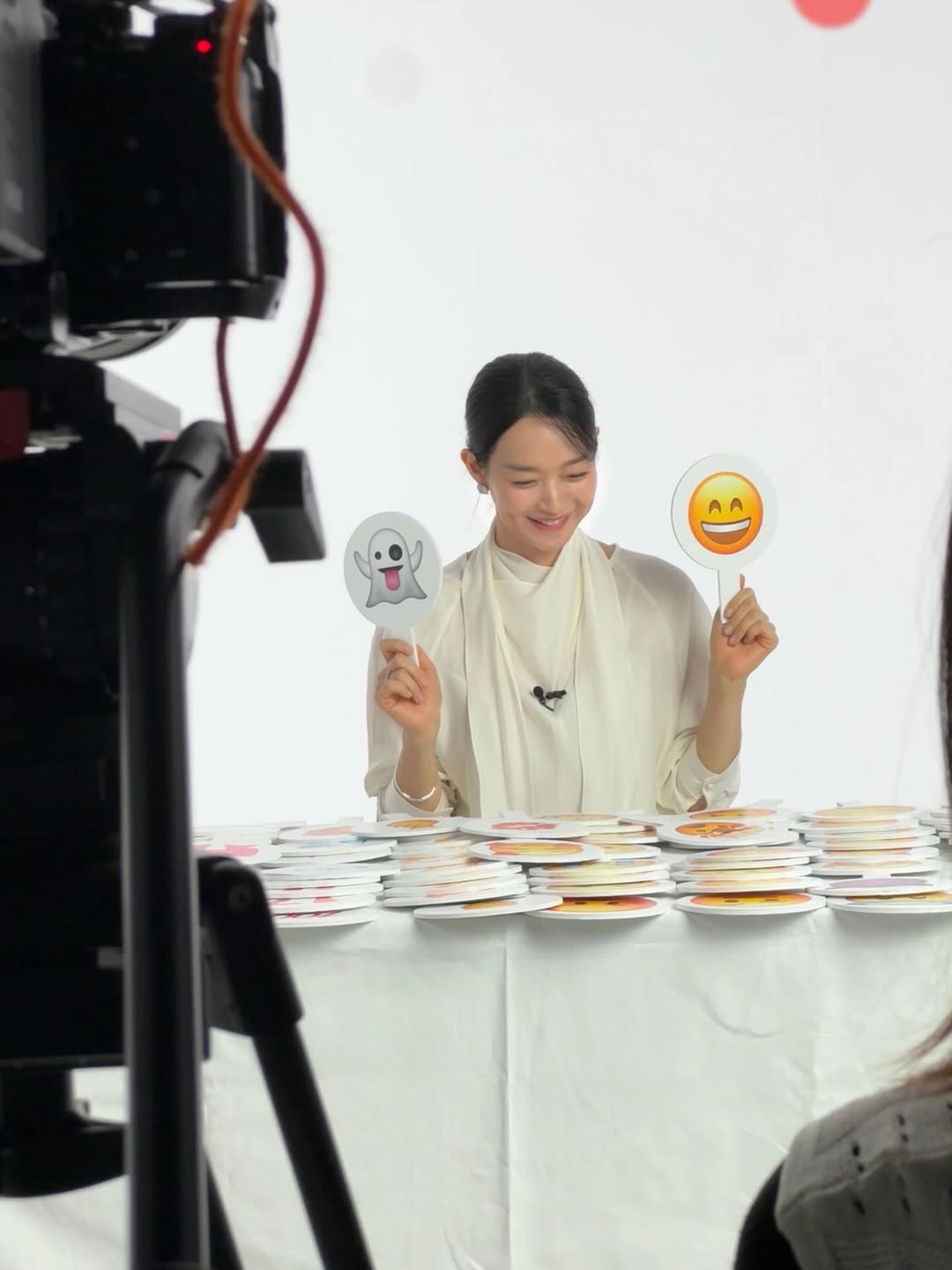 新婚4カ月シン・ミナ、コスメブランドの広告撮影現場で輝く美しさ…幸せがにじみ出るビジュアル