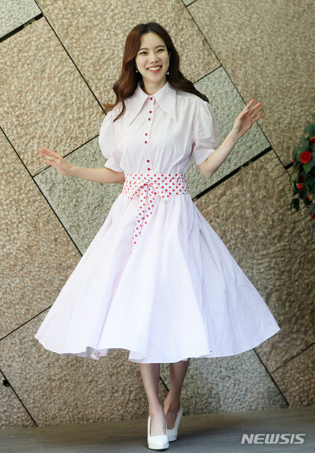 【フォト】『ミストロット』で人気のキム・ナヒ、笑顔でポーズ