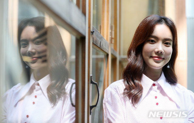 【フォト】『ミストロット』で人気のキム・ナヒ、笑顔でポーズ