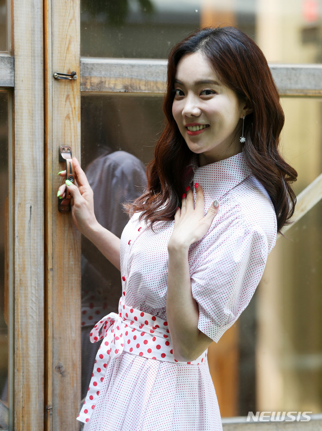 【フォト】『ミストロット』で人気のキム・ナヒ、笑顔でポーズ