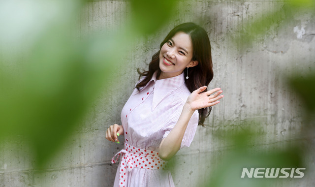 【フォト】『ミストロット』で人気のキム・ナヒ、笑顔でポーズ