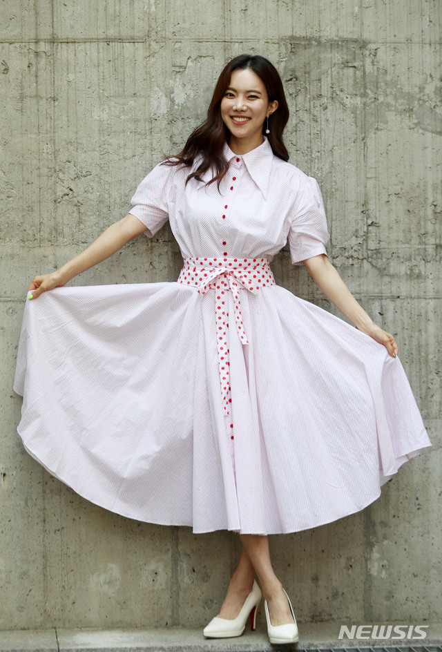 【フォト】『ミストロット』で人気のキム・ナヒ、笑顔でポーズ