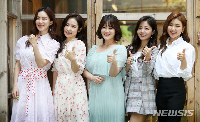 【フォト】『ミストロット』で人気のキム・ナヒ、笑顔でポーズ