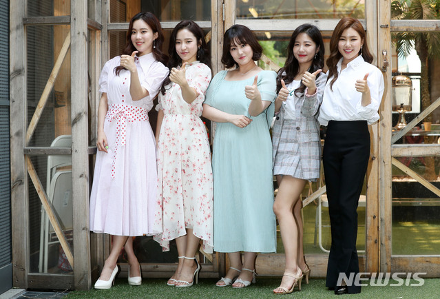 【フォト】『ミストロット』で人気のキム・ナヒ、笑顔でポーズ