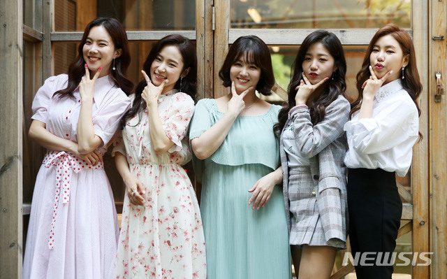 【フォト】『ミストロット』で人気のキム・ナヒ、笑顔でポーズ