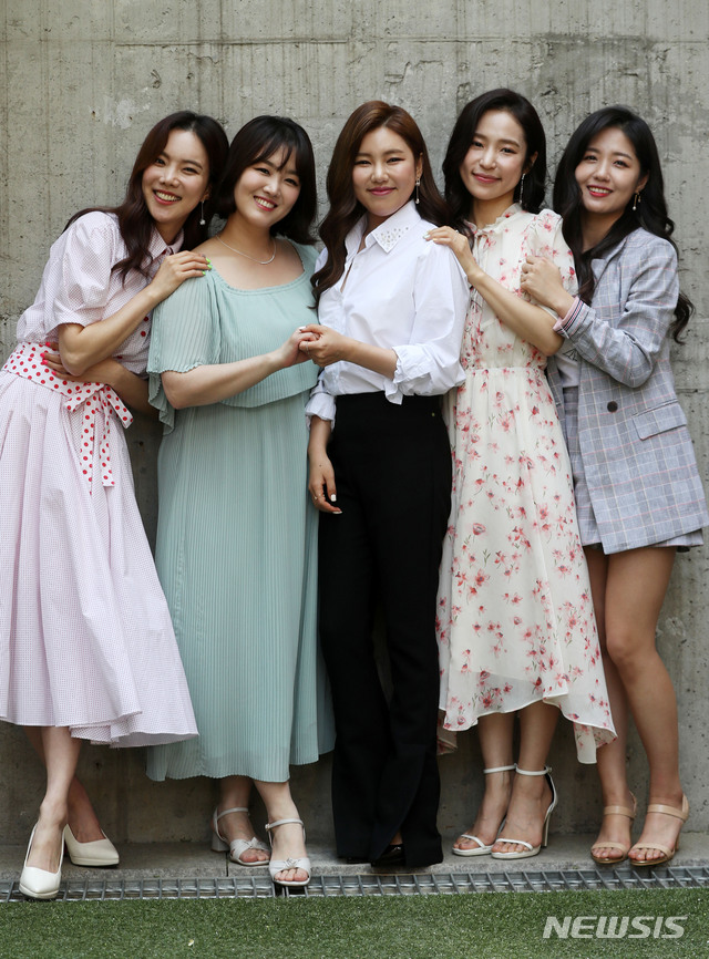 【フォト】『ミストロット』で人気のキム・ナヒ、笑顔でポーズ