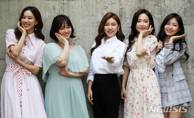 【フォト】『ミストロット』で人気のキム・ナヒ、笑顔でポーズ