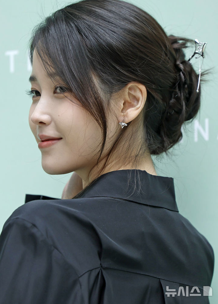 【フォト】IU、髪留め一つで完成させた「女神の美しさ」