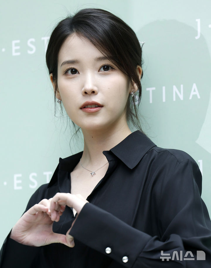 【フォト】IU、髪留め一つで完成させた「女神の美しさ」