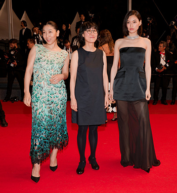 【フォト】『Dora』キム・ドヨン&安藤サクラ&チョン・ジュリ監督、レッドカーペットに登場=カンヌ映画祭