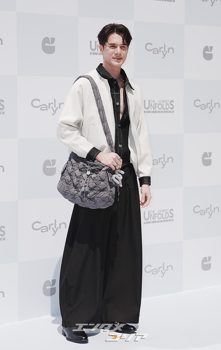 【フォト】タイの俳優MIK、「100万ドルのほほ笑み」