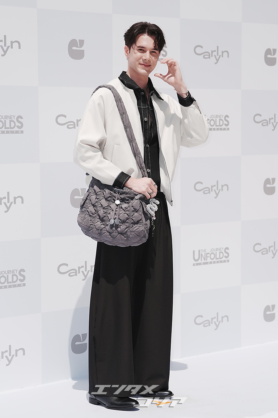 【フォト】タイの俳優MIK、「100万ドルのほほ笑み」