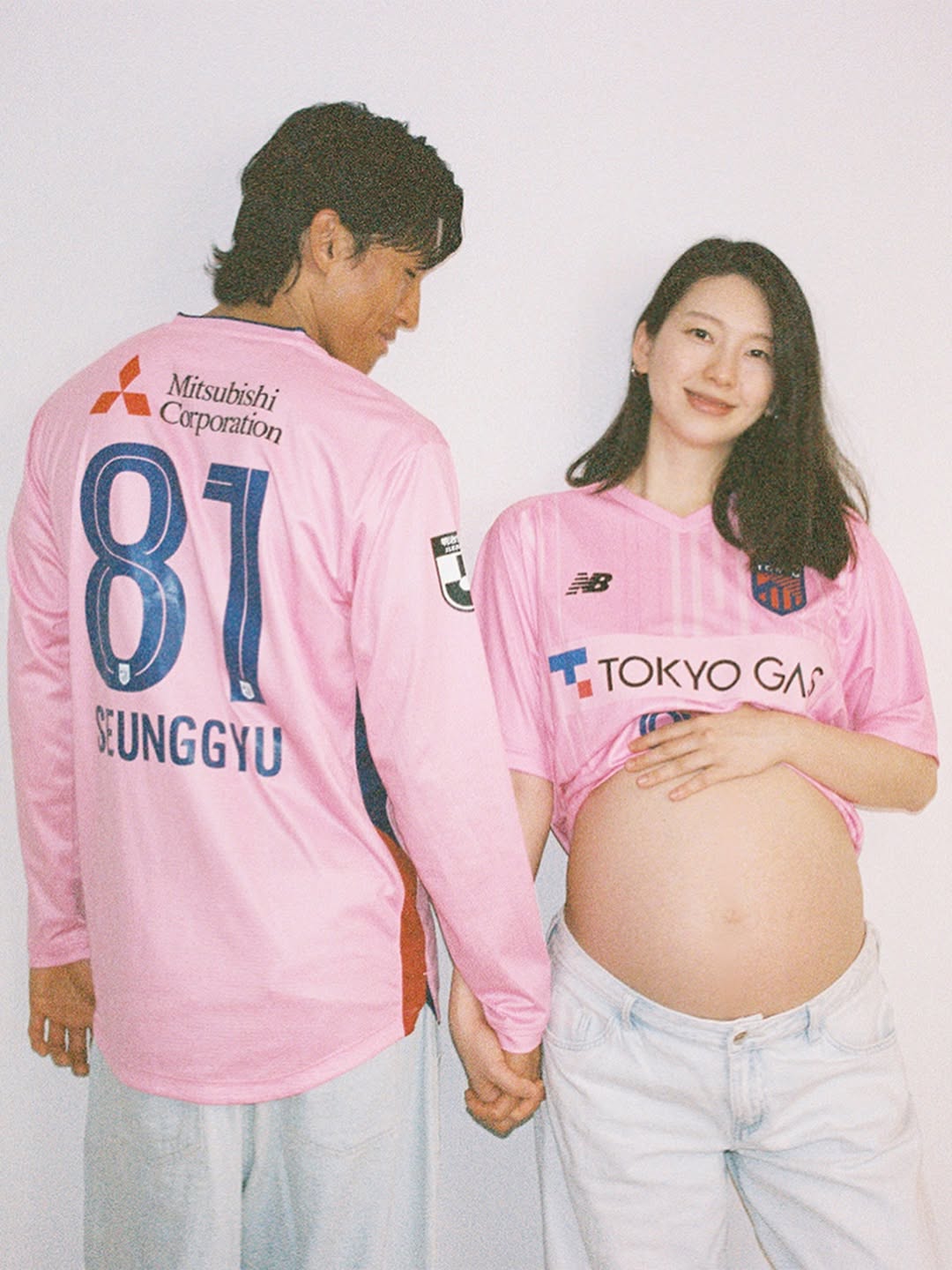 【フォト】キム・ジンギョン＆キム・スンギュ、マタニティフォトでサッカーのユニフォーム＆キーパーグローブ着用