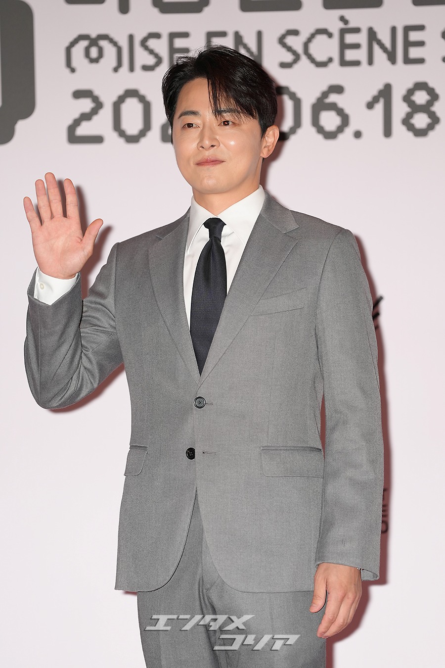 【フォト】チョ・ジョンソク　グレーのスーツでジェントルに…名誉審査員として出席