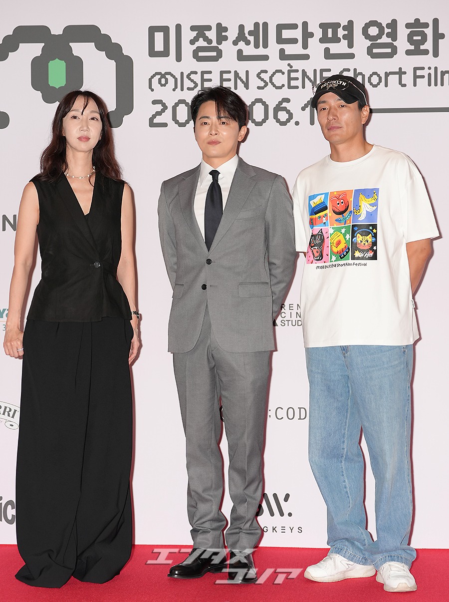 【フォト】チョ・ジョンソク　グレーのスーツでジェントルに…名誉審査員として出席