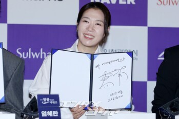 【フォト】ヨム・ヘラン、助演女優賞で手形イベントに出席