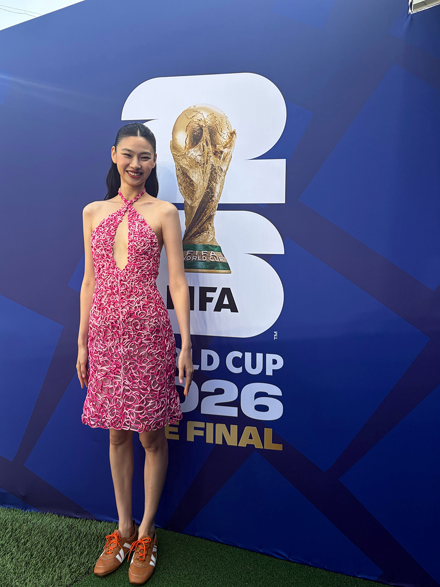 「韓国人俳優で初」チョン・ホヨン　W杯決勝の舞台に登場…胸元の切れ込み深いドレスで