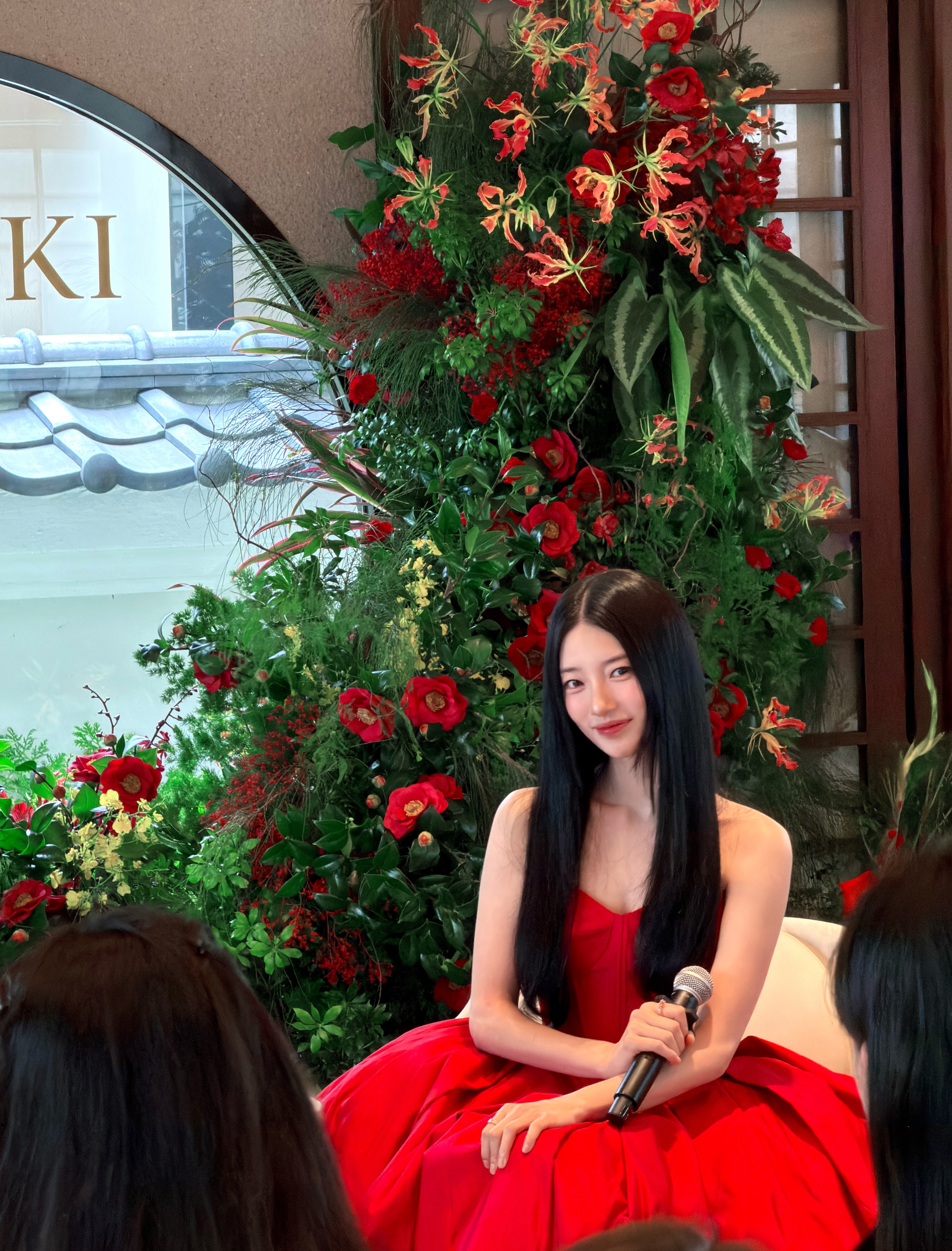 スジ、鮮やかな赤ドレス姿…ひかれずにいられない美しさ