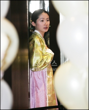 【フォト】美しい韓服姿で娘の1歳の誕生日を祝うシム・ウナ