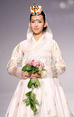 【フォト】韓服ファッションショーに登場したスターたち