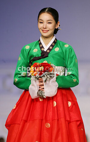 【フォト】韓服ファッションショーに登場したスターたち