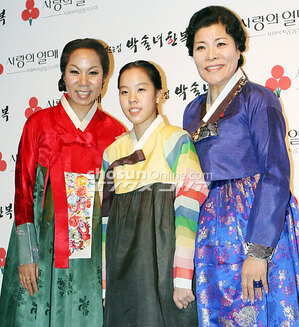 【フォト】韓服ファッションショーに登場したスターたち