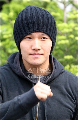 【フォト】公益勤務を終えたキム・ジョングク