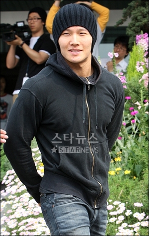 【フォト】公益勤務を終えたキム・ジョングク