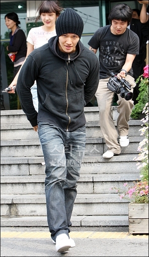 【フォト】公益勤務を終えたキム・ジョングク