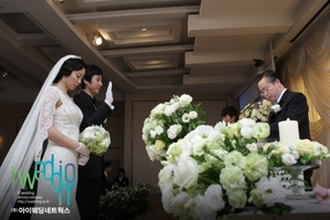 【フォト】イ・ソンギュン、結婚式写真を公開