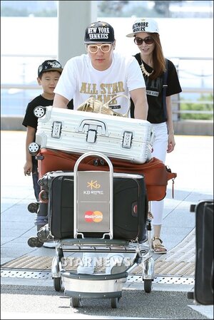 【フォト】家族と米国へ向かうユン・ミンス