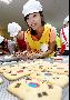 【フォト】高齢者のためクッキーをつくるキム・ユンジン