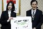 【フォト】赤十字社に寄付するオ・ヨンソ