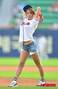 【フォト】SISTARソユ、始球式でおへそチラリ