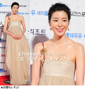 フォトコレクション：女性スターたちの肩出しコーデ