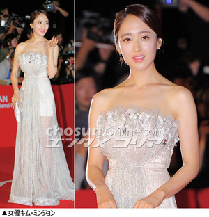 フォトコレクション：女性スターたちの肩出しコーデ