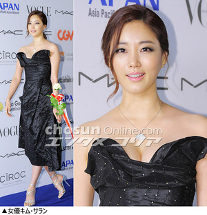 フォトコレクション：女性スターたちの肩出しコーデ