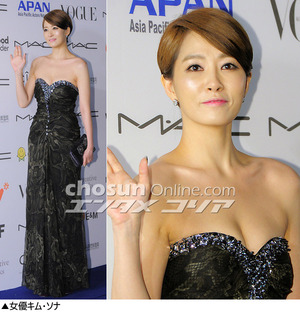 フォトコレクション：女性スターたちの肩出しコーデ